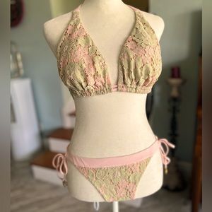 Gorgeous lace bikini!! Large top , medium bottom, worn once